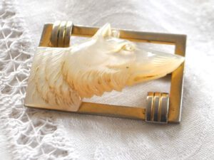 JAKOB BENGEL Broche ART DECO Chien galalithe nacre "Fabon Fse 725 Paris"