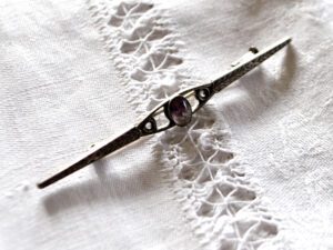 Broche ancienne ornée d'un cabochon en améthyste et feuille de laurier