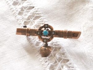 Broche de col ancienne en Or rose ornée d'un coeur et perles fines 3.95gr