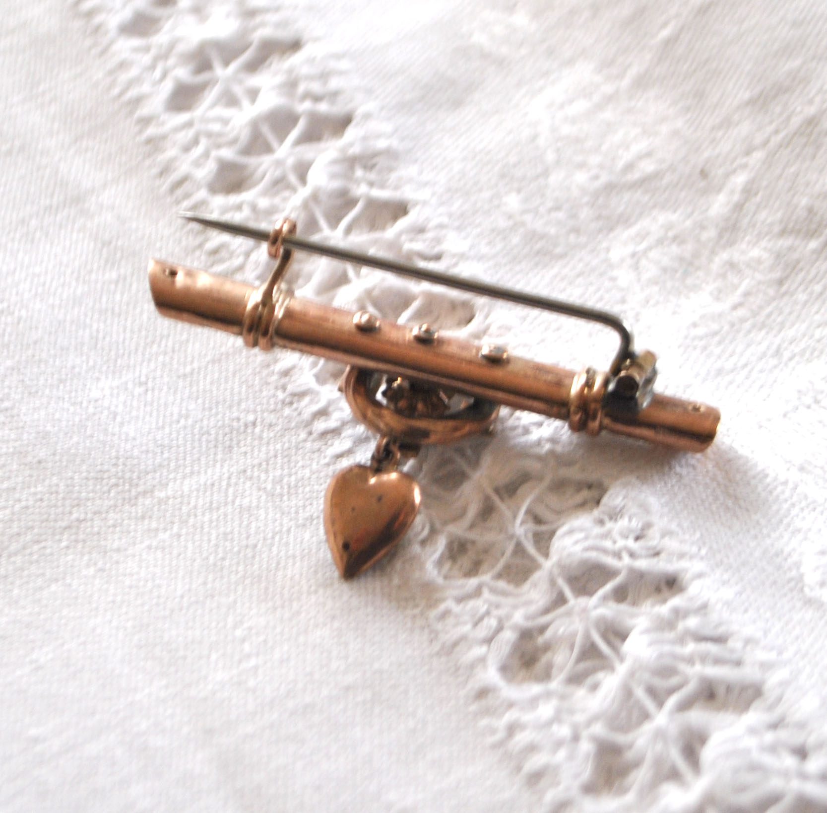 Broche de col ancienne en Or rose ornée d'un coeur et perles fines 3.95gr – Image 5