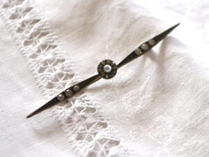 Broche épingle ancienne ornée de strass et perle fantaisie