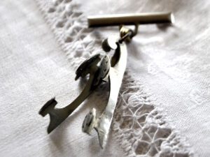 Broche vintage patineuse en métal argenté Patinage Patin à glace Hockey