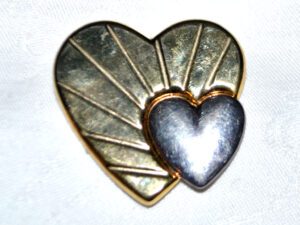 LORIS AZZARO Broche Coeur doré argenté - Bijou de parfumeur