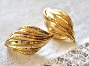 Boucles d'oreilles percé vintage en plaqué Or - forme goutte stylisée