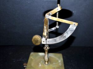 Pèse-lettre balance ancienne en laiton et pierre albâtre - Poste Ptt