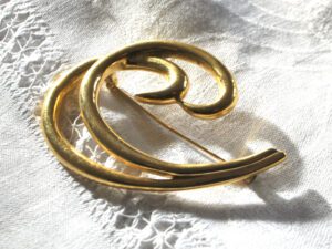 TRIFARI Broche vague dorée - bijou américain Vintage 1950-1960
