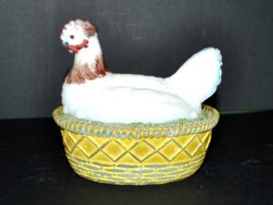 PORTIEUX Boite bonbonnière POULE en opaline peinte
