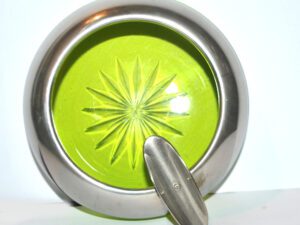 Cendrier cigare vintage en verre vert taillé et cerclage en étain