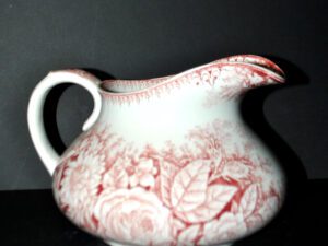 Vase broc cruche à décor fleuri rouge champêtre en faïence de PEXONNE