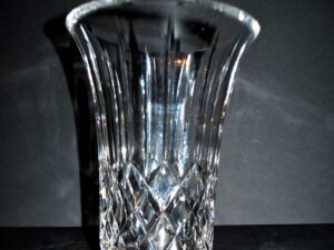 SAINT-LOUIS Vase en cristal taillé signé "Cristal St Louis France" H20