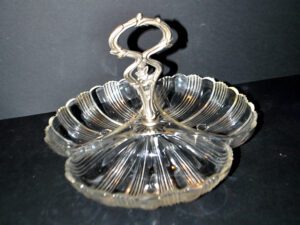 Coupe mendiant polylobée Art Nouveau en verre moulé forme coquille 1900-1910