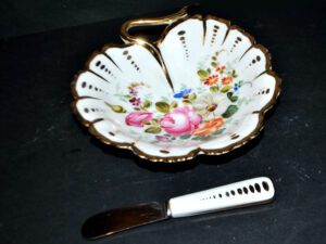 LIMOGES Beurrier en porcelaine vintage et son couteau à beurre 1950 1960