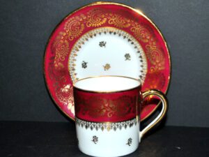LIMOGES Tasse litron en porcelaine décor rouge et or signé Porcelaine d'Art PP