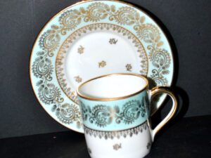 LIMOGES Tasse litron porcelaine bleu clair et or signé Porcelaine d'Art PP