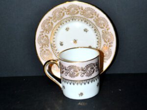 LIMOGES Tasse litron en porcelaine décor rose et or signé Porcelaine d'Art PP