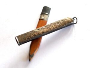 Crayon de bal ancien en Argent 800 - Porte-mine décor martelé 1900