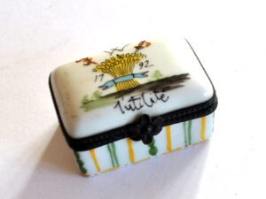 Boite Pilulier vintage porcelaine peint main Décor "W l'utilité 1792" Révolution
