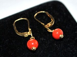 Boucles d'oreille dormeuses vintage en Or 750 et corail rouge 1.75g