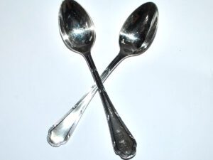 ERCUIS Lot 2 cuillères à dessert TRIANON en métal argenté ruban croisé 15cm