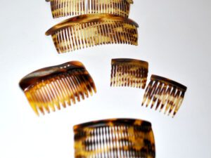 Lot 5 Peignes à cheveux vintage en bakélite et plastique façon écaille France