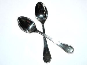 ERCUIS Lot 2 cuillères à café moka TRIANON en métal argenté ruban croisé 11cm