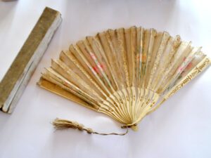 Eventail ancien en dentelle et soie peinte - brins en os 1900 Art Nouveau