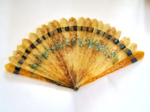 Eventail ancien entièrement en écaille ajourée et peint main 1900 Belle Epoque