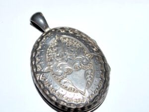 Pendentif Médaillon Cassolette ancien Porte-photo en Argent guilloché