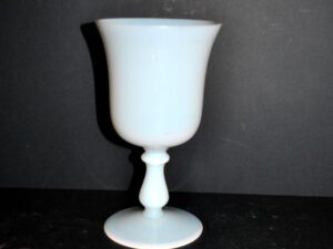 Verre Calice ancien en opaline blanche Bulle de savon H18cm