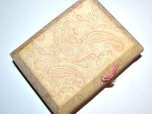 Boite à bijou vintage coffret en cartonnage gainé de tissus rose pastel