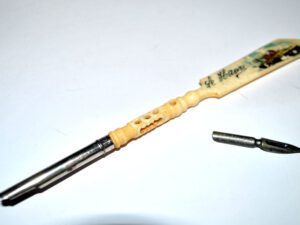 Porte-plume ancien en os gravé - Plume d'écriture souvenir du Havre 1920