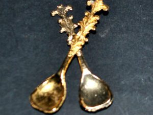 Lot de 2 petites cuillères à sel en métal doré vintage
