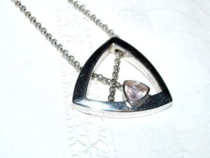 Collier Pierre LANG avec pendentif triangle et pierre rose signé PL