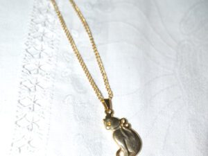 Collier vintage chaîne fine dorée et pendentif Chat 40cm