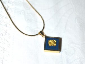 Collier vintage chaîne fine dorée et pendentif losange feuille d'or