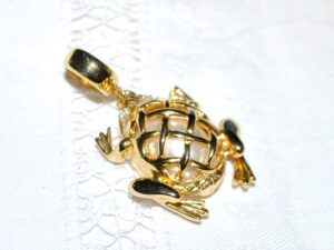 Pendentif grenouille en métal doré - bijou fantaisie vintage porte-bonheur