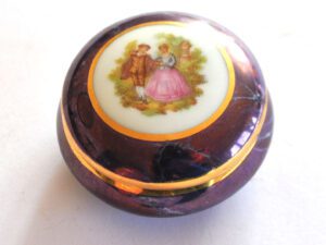 Limoges Boite Pilulier vintage en porcelaine Décor romantique