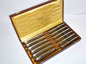 RENEKA Lot 12 couteaux de table Rubans croisés nœuds en métal argenté 24.5cm