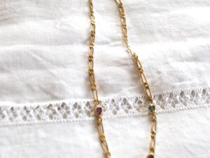 Collier Chaîne vintage en plaqué Or maille figaro + cabochon bleu violet