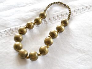 Collier ETHNIQUE vintage en perles de laiton 36cm