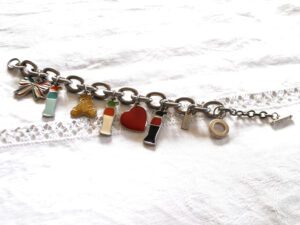 MOSCHINO Bracelet vintage breloque émaillé 1980-1990 marque Luxe Moschino