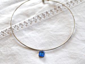 Collier jonc vintage - tour de cou rigide pendentif strass bleu