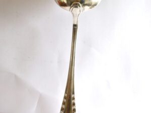 Louche ancienne en métal argenté monogramme BS décor perle 33cm