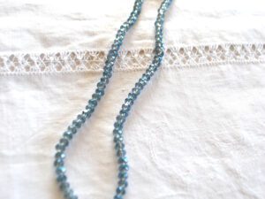 Collier vintage bleu en perles de cristal taillé à facettes 40 cm
