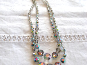 Collier vintage 2 rangs de perles à facettes irisé 44 cm