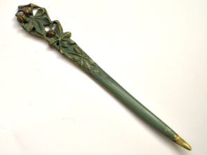 Ouvre-lettre coupe-papier Art Nouveau bronze patine verte Marron Marronnier signé 1910
