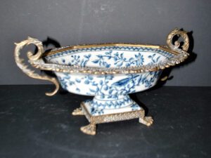 Coupe sur pied Porcelaine fleuri bleu de Chine centre de table monture bronze