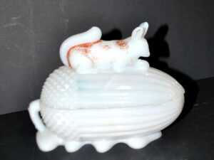 VALLERYSTHAL Boite sucrier écureuil sur gland en opaline blanche 1910
