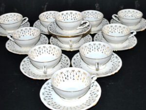 Lot 11 Tasses goutte d'or en porcelaine signé CNP Compagnie Nationale de Porcelaine BERRY