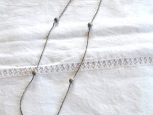 Collier sautoir vintage chaîne argentée maille tressée et perles striées 80 cm